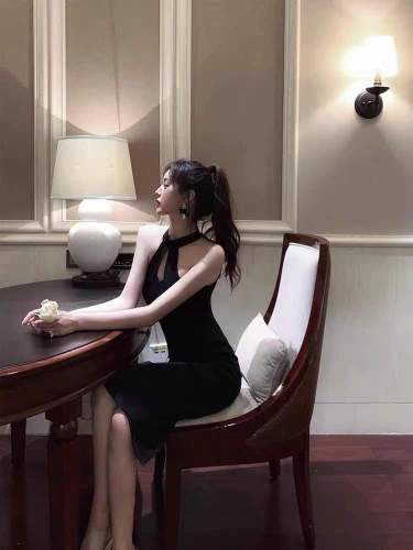 A neck dress with a slim waist and a slit