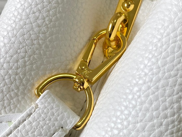 AA#  Womens Capucines BB Hand Bag