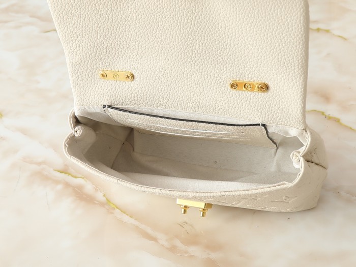 AA# Womens Nano Madeleine Messenger Bag 12.5 x 6 x 21CM