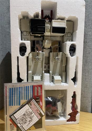 TRANSFORMERS G1 Reissue Autobot Metroplex Brand new Action Figure Free shipping
