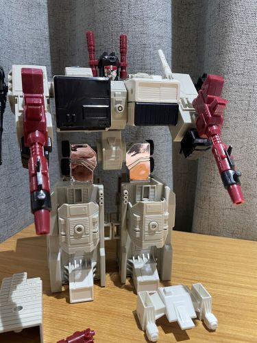 TRANSFORMERS G1 Reissue Autobot Metroplex Brand new Without box Action Figure Free shipping