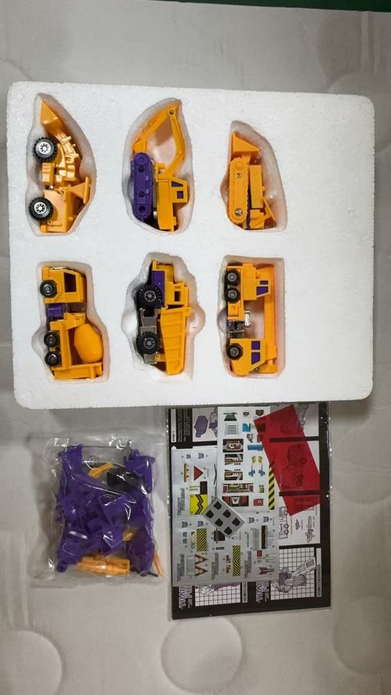 TRANSFORMERS G1 reissue Yellow Devastator Brand new action figure Free shipping