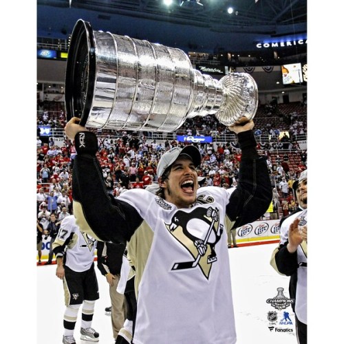Sidney Crosby Pittsburgh Penguins Fanatics Authentic Unsigned 2009 Stanley Cup Champions Raising Cup Photograph