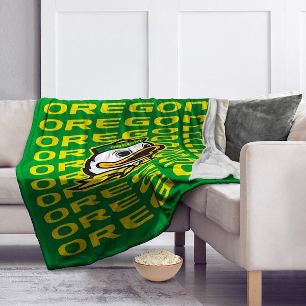 Oregon Ducks 60'' x 70'' Echo Plush Blanket