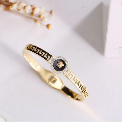 Fashion Hollow Bracelet Classic Print Ladies Bracelet High Quality Fashion Accessories