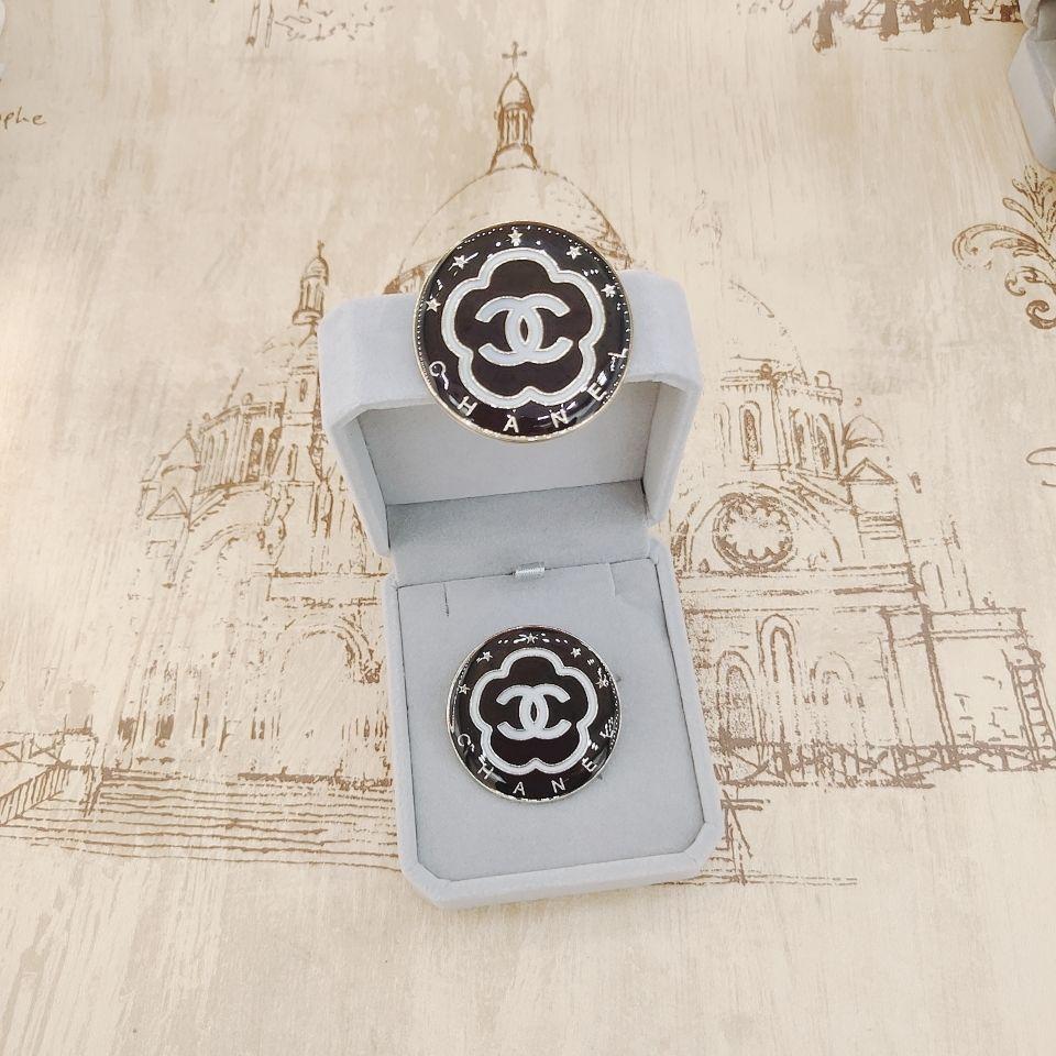 New Letter Brooch Luxury Drip Pin Buckle Autumn And Winter Coat Hat Suit Suit Skirt Bag