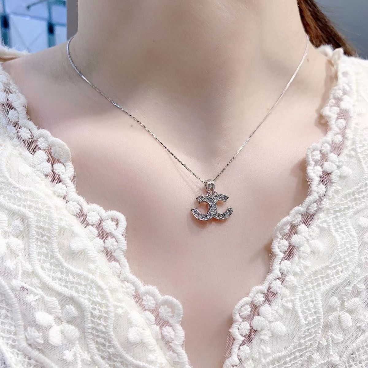 Women Rhinestone Metal Pendant Chain Statement Jewelry Necklace