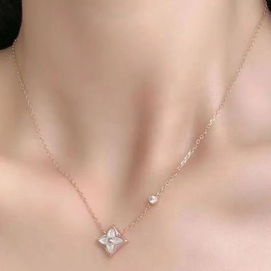 Diamond White Shell Clover Pendant Necklace Titanium Steel Necklace Fashion Rose Gold Clavicle