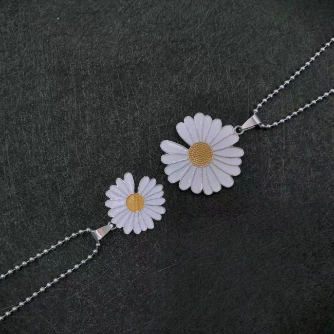Fashionistas in the Daisy chain sunflower chrysanthemum tide net long sweater chain pendant pendant men and women