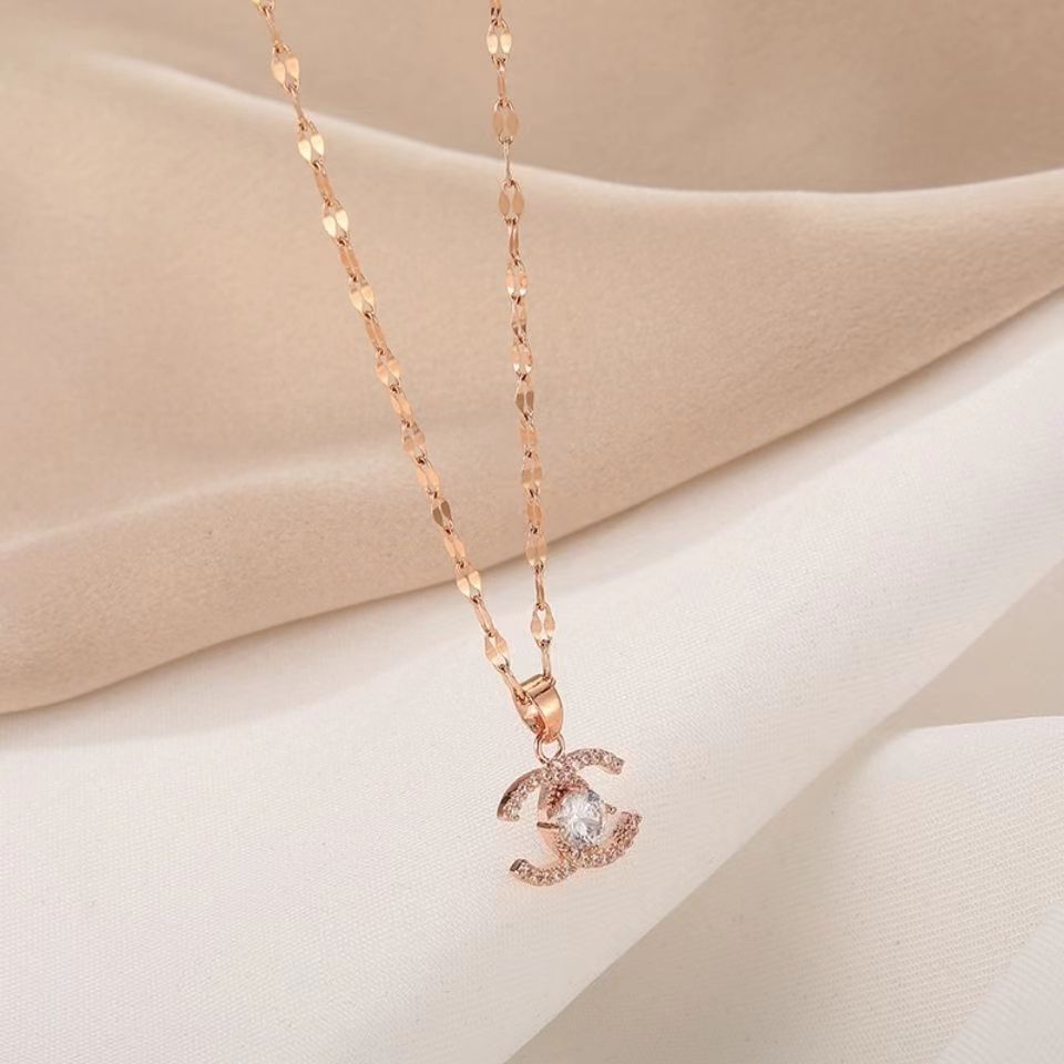 Clever double C pendant necklace, a new moisture light luxury titanium steel don't rub off collarbone chain necklace