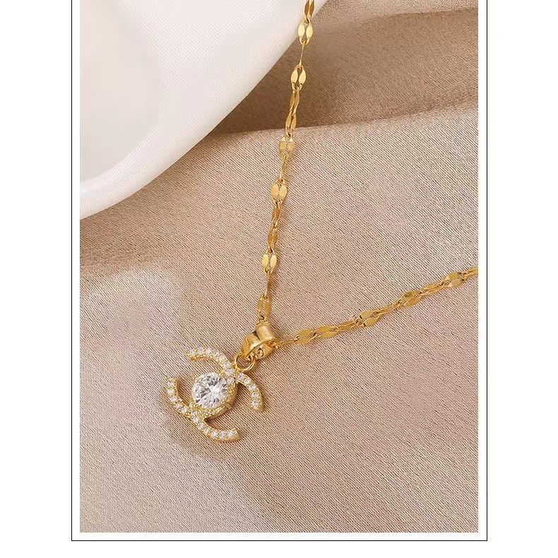 Clever double C pendant necklace, a new moisture light luxury titanium steel don't rub off collarbone chain necklace