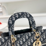 New Women's Bag Fashionable Trendy and Luxurious