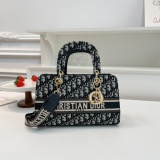 New Women's Bag Fashionable Trendy and Luxurious