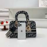 New Women's Bag Fashionable Trendy and Luxurious
