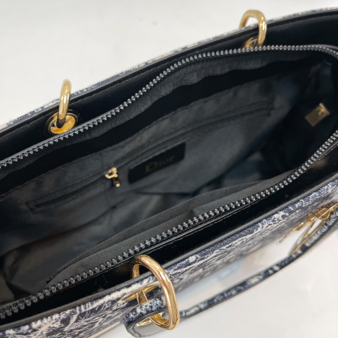 New Women's Bag Fashionable Trendy and Luxurious