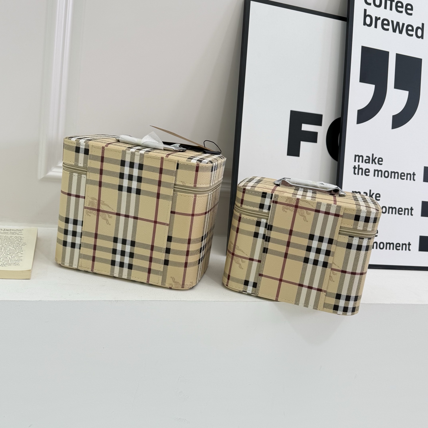 Fashion toiletry bags cosmetic bag seal