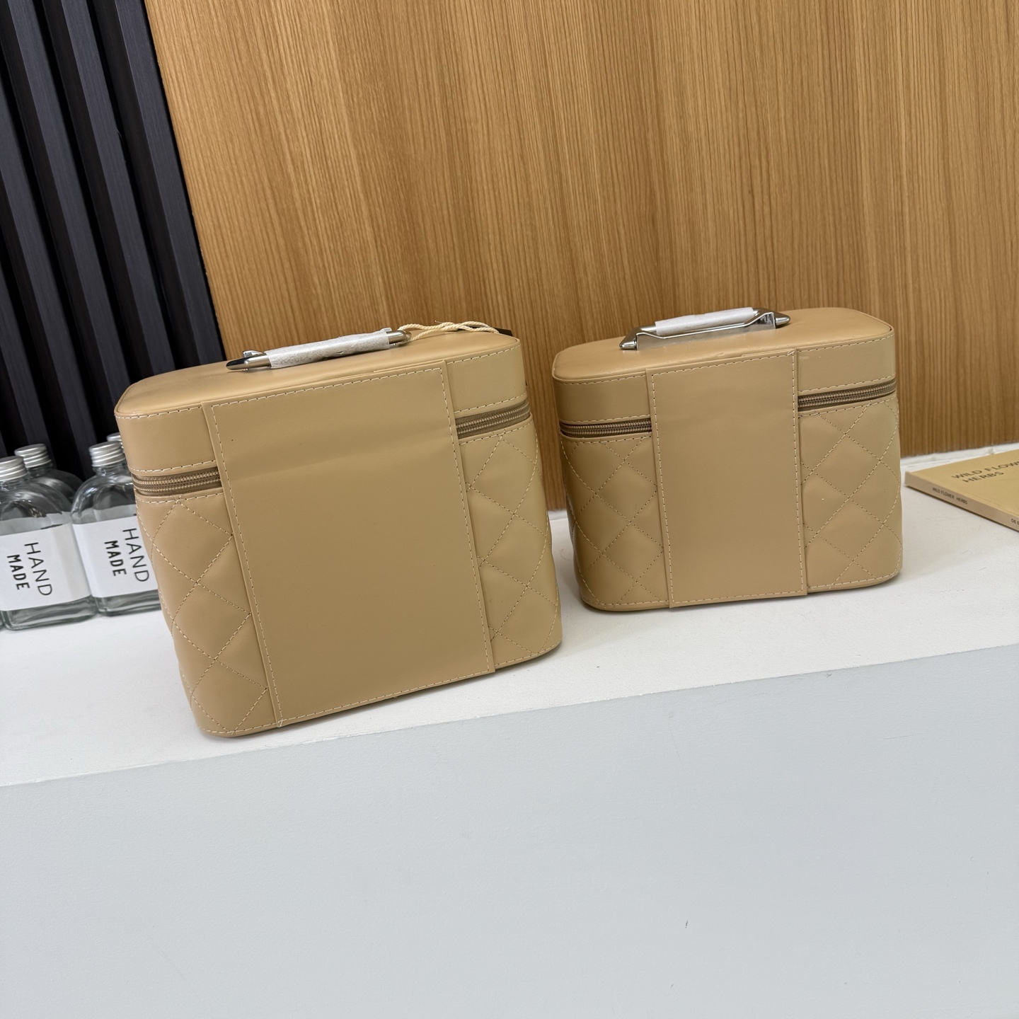 Fashion toiletry bags cosmetic bag seal