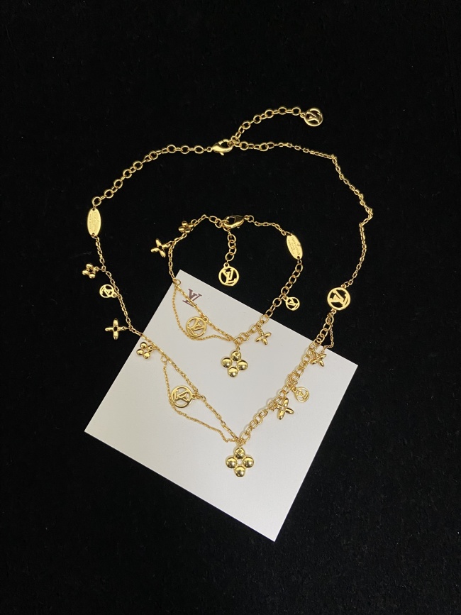 Four Leaf Clover Flower Pattern Necklace Women Irregular Titanium Steel Stainless Steel Necklace