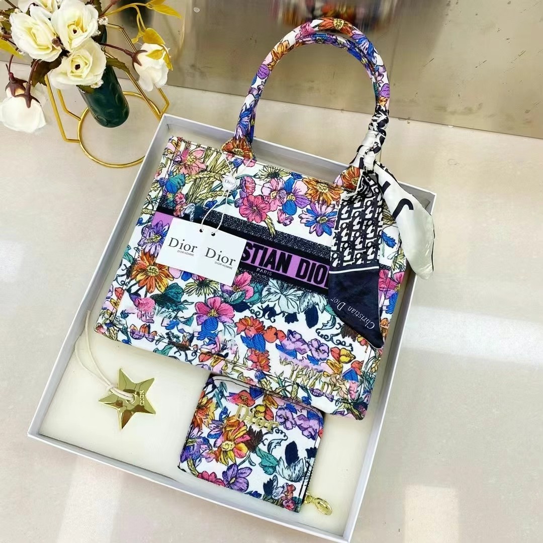 New gift boxes for women's bags, scarves, and card bags