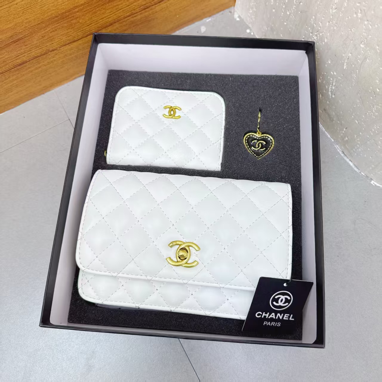New gift boxes for women's bags, scarves, and card bags