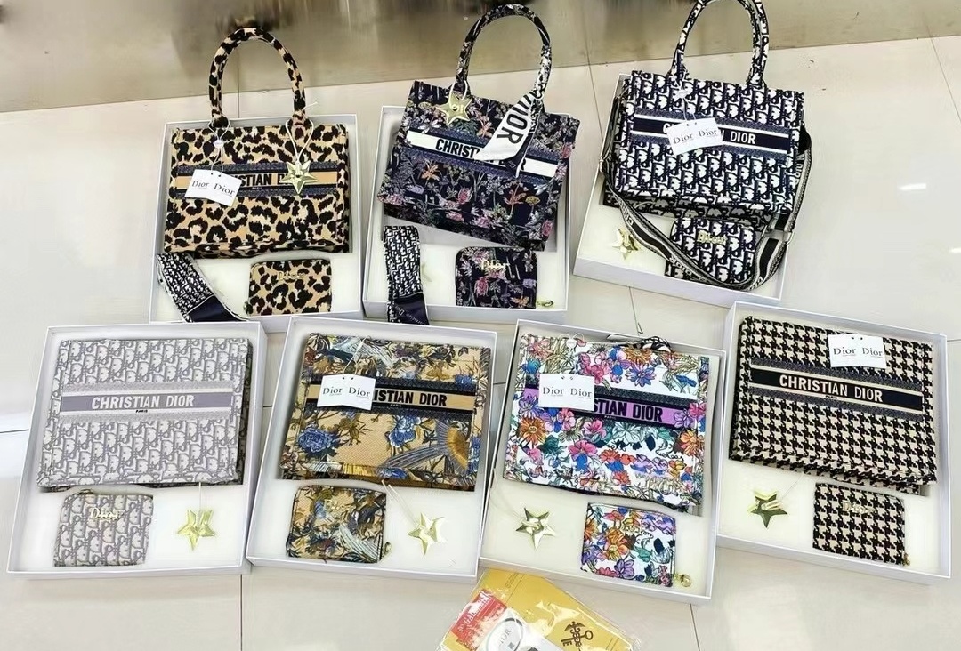 New gift boxes for women's bags, scarves, and card bags
