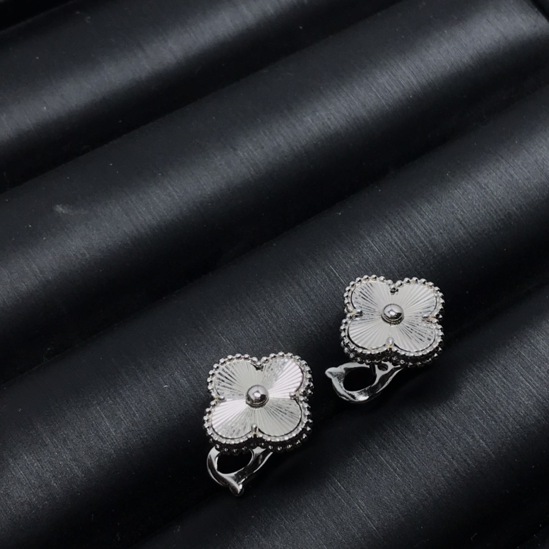 New Four Leaf Clover Ear Nails(NO BOX)