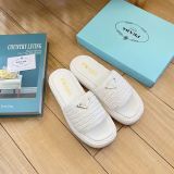 New fashionable women's slippers