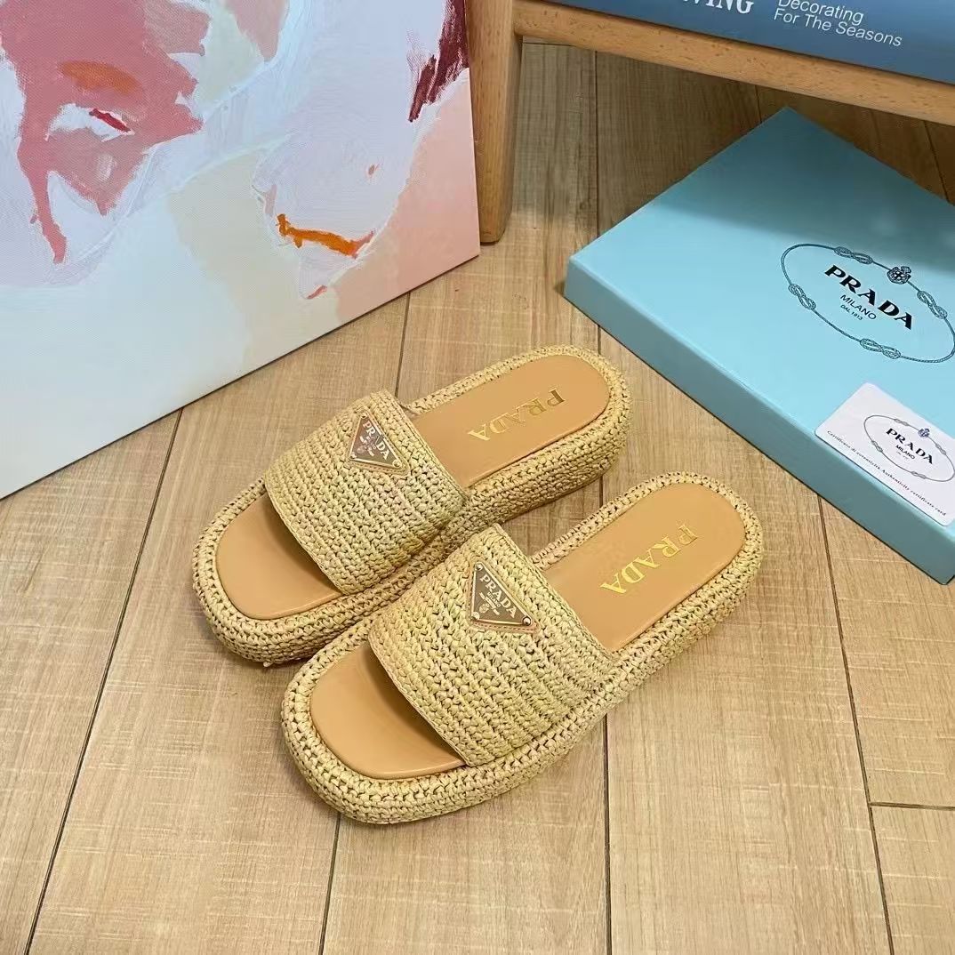 New fashionable women's slippers