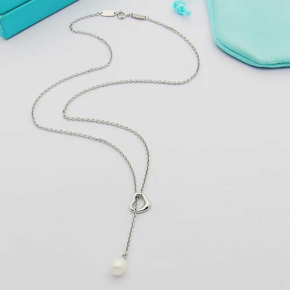 Fashionable heart-shaped necklace