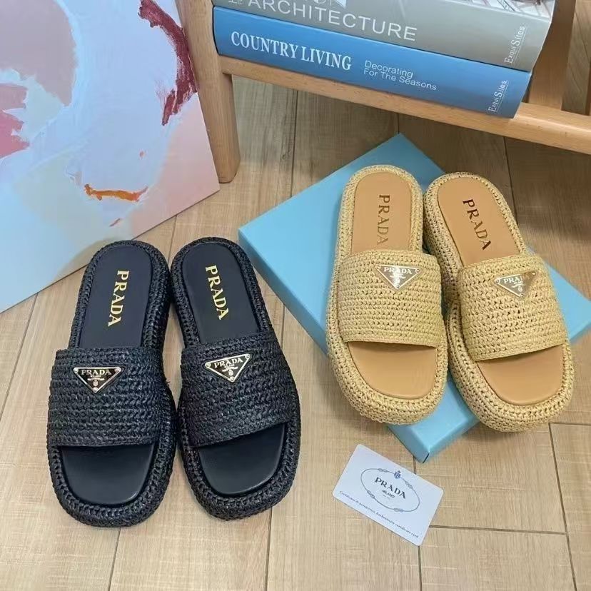 New fashionable women's slippers