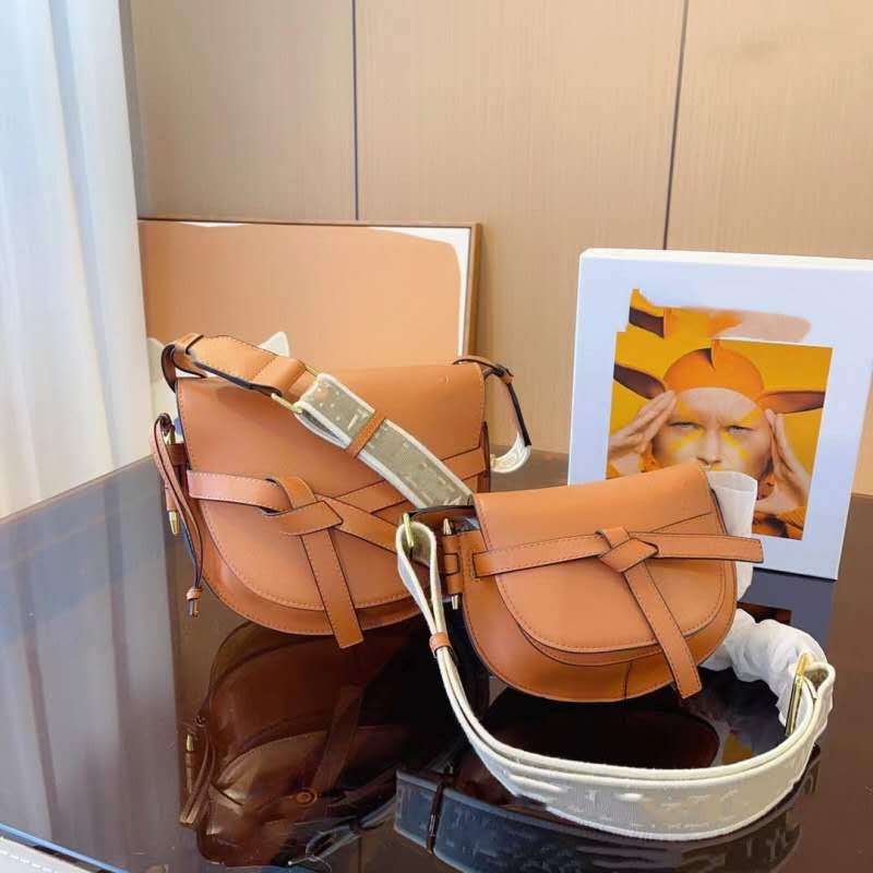 Fashionable shoulder bag for ladies
