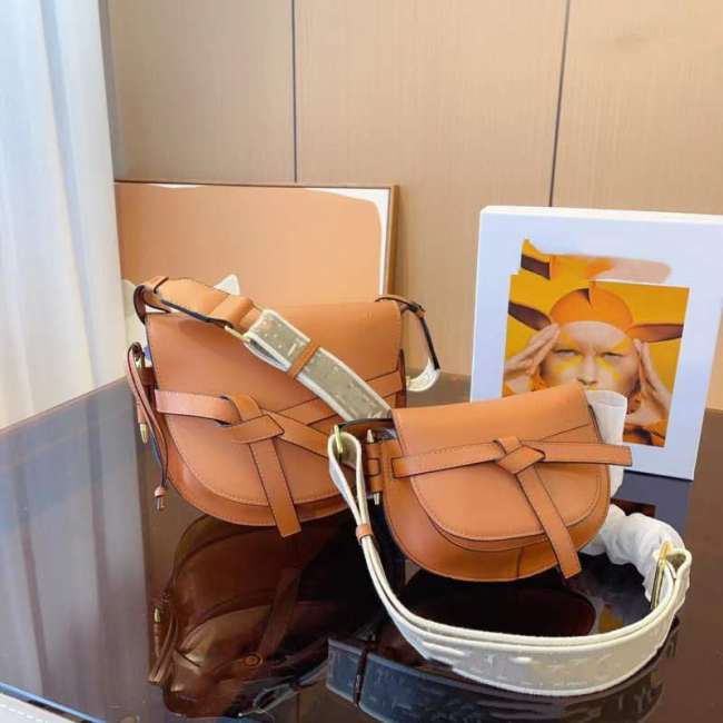 Fashionable shoulder bag for ladies