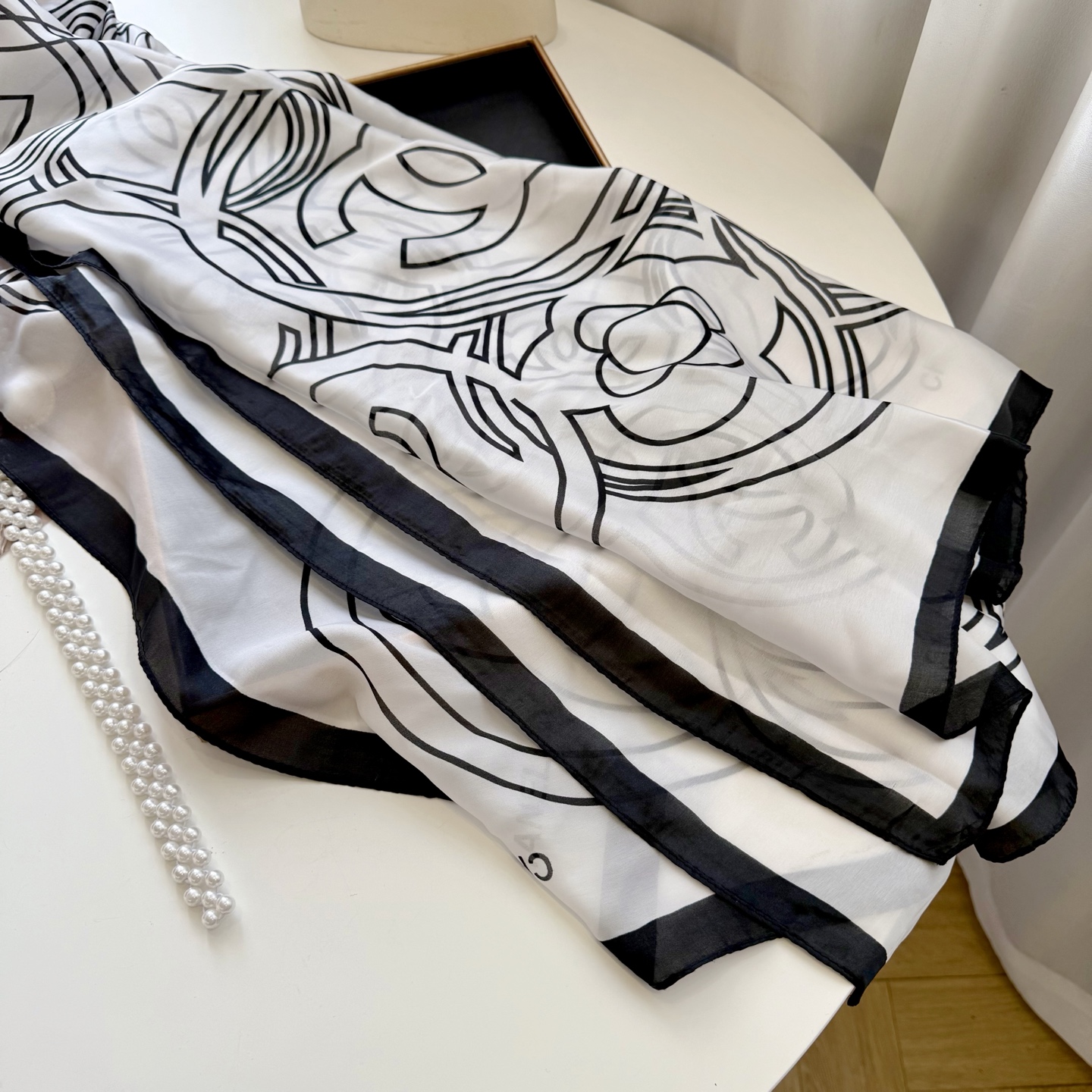 Newly arrived women's fashionable silk scarf