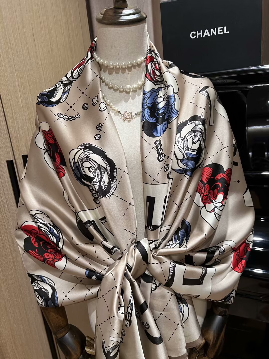 Newly arrived women's fashionable silk scarf
