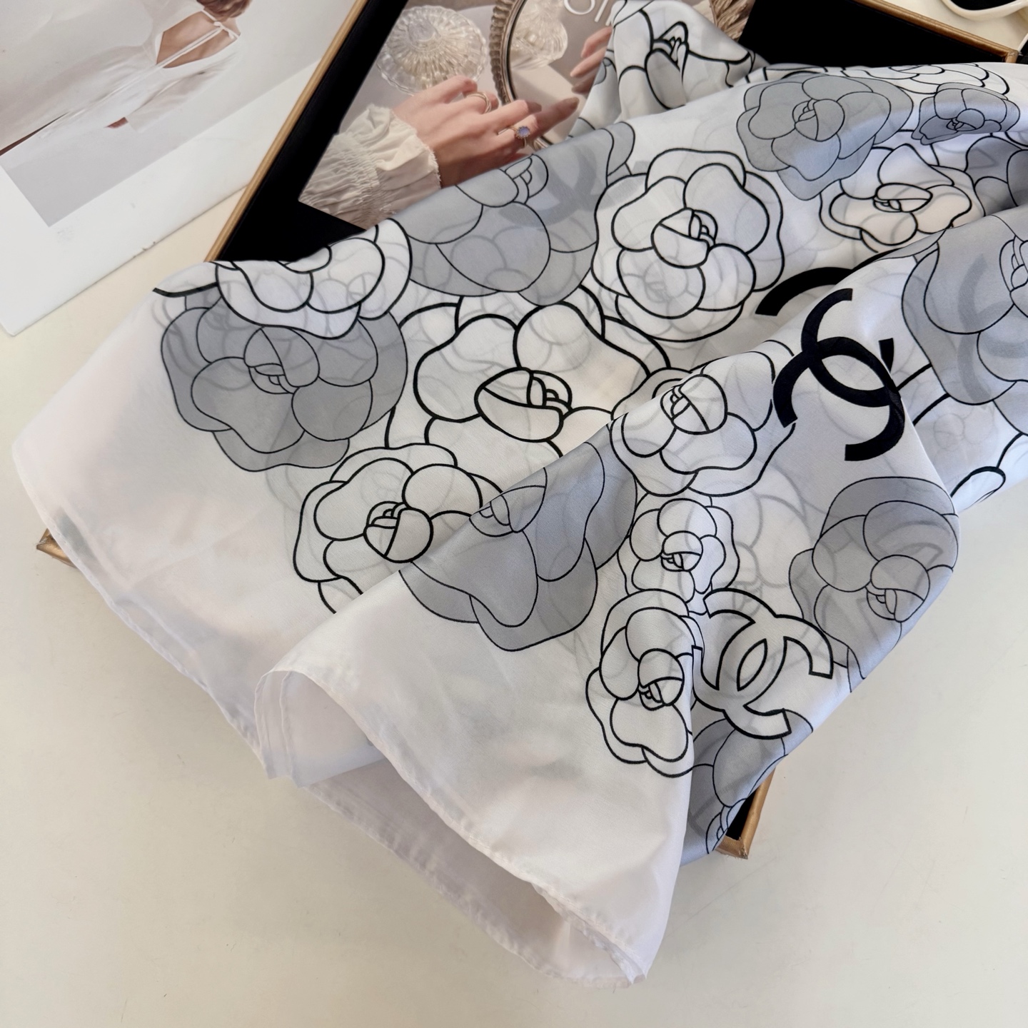 Newly arrived women's fashionable silk scarf