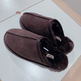 Newly arrived fashionable MEN'S and women's slippers