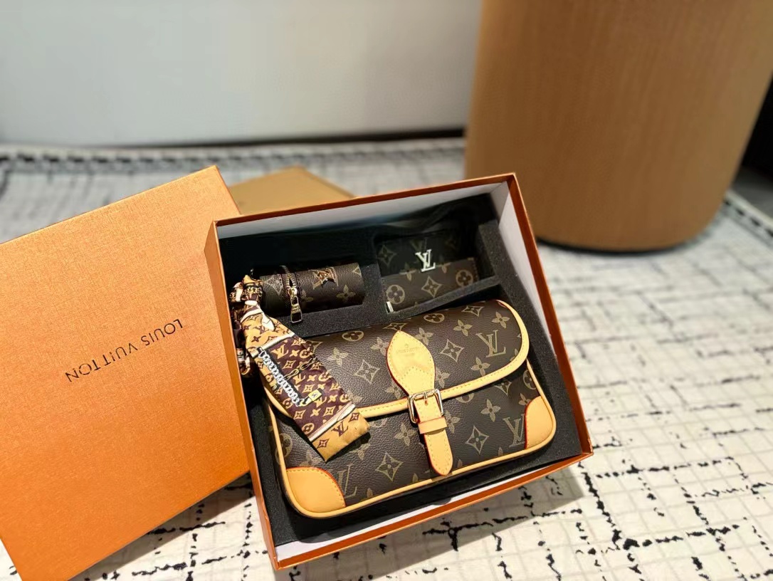 Latest gift box set, fashionable shoulder bag card bag combination, full set of plastic packaging (with box)