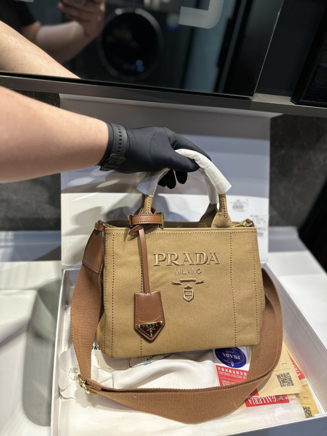 Fashionable shoulder bag for ladies