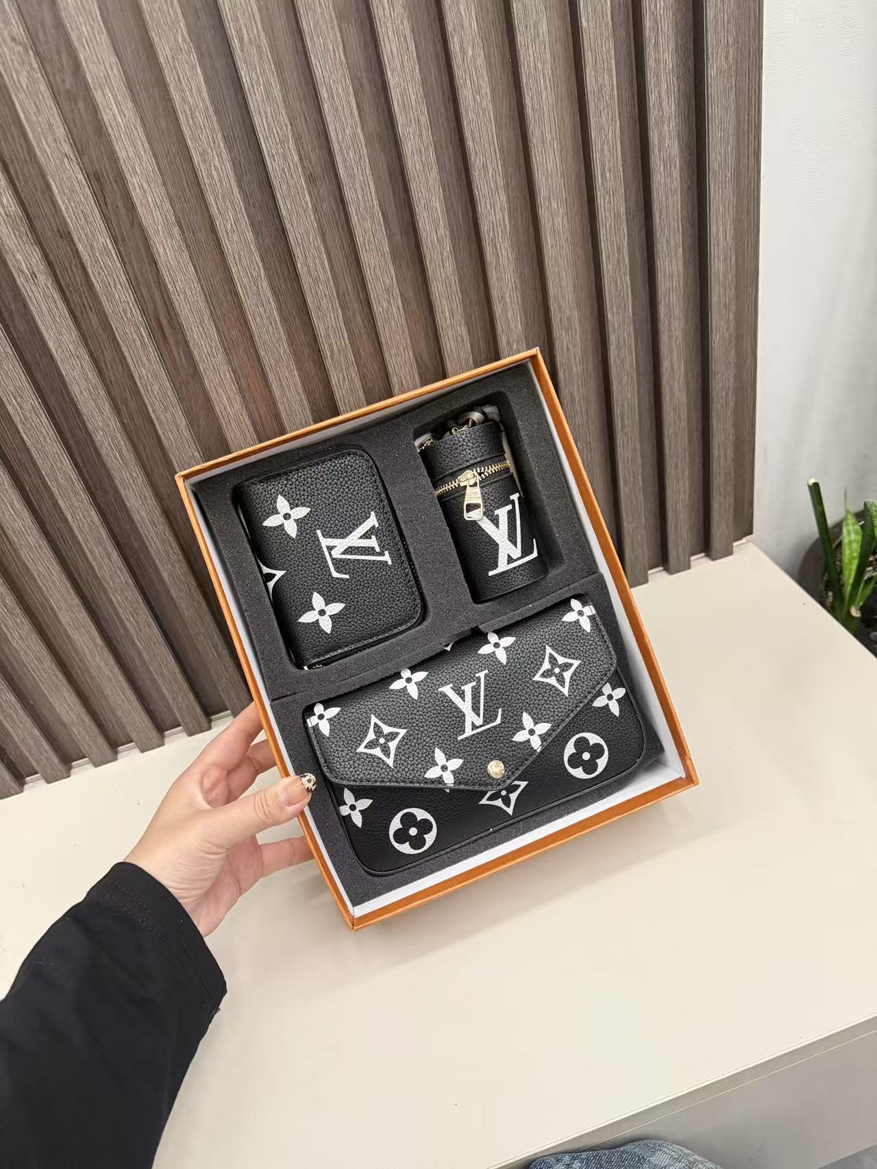 Latest gift box set, fashionable shoulder bag card bag combination, full set of plastic packaging (with box)