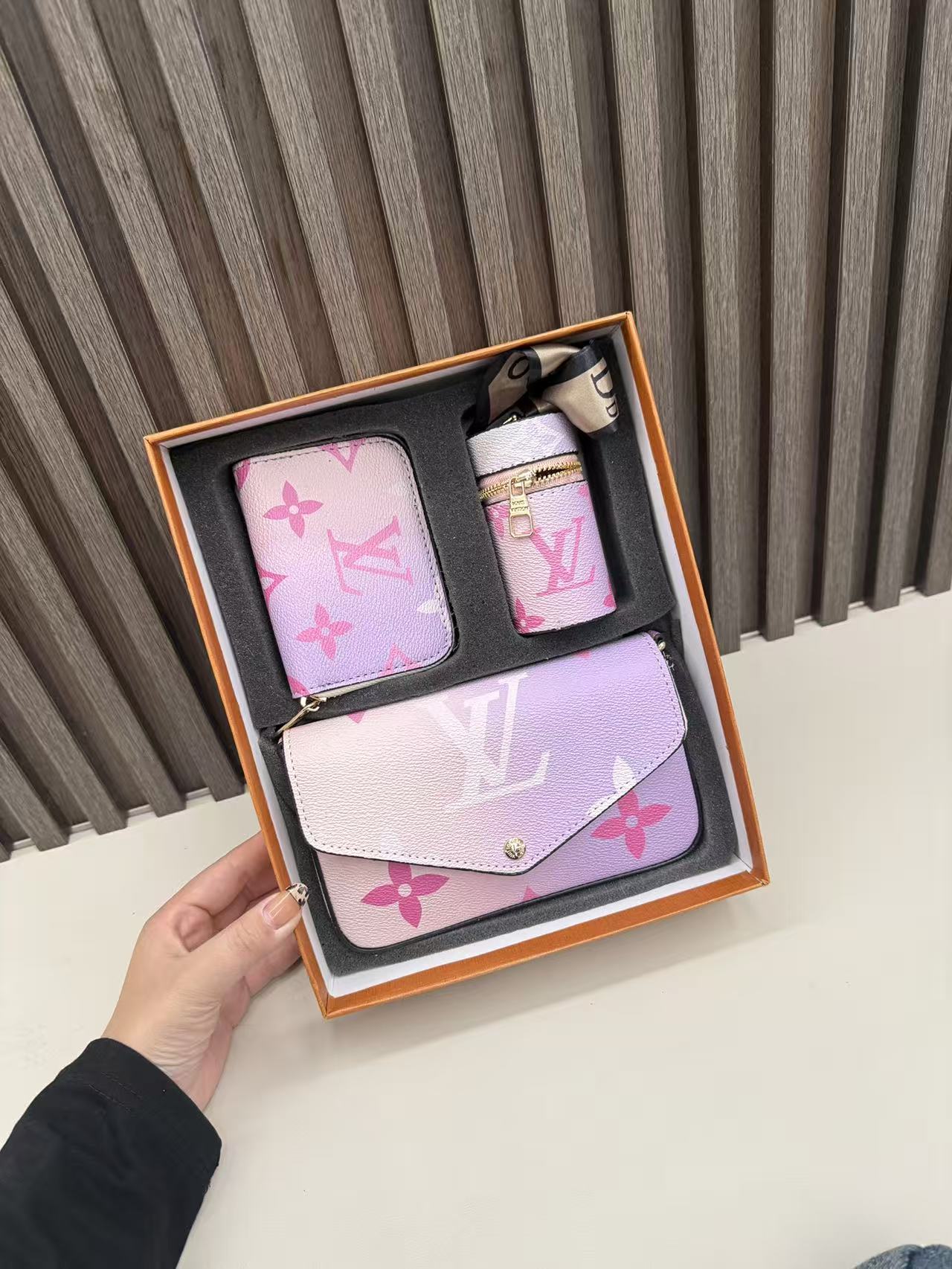 Latest gift box set, fashionable shoulder bag card bag combination, full set of plastic packaging (with box)
