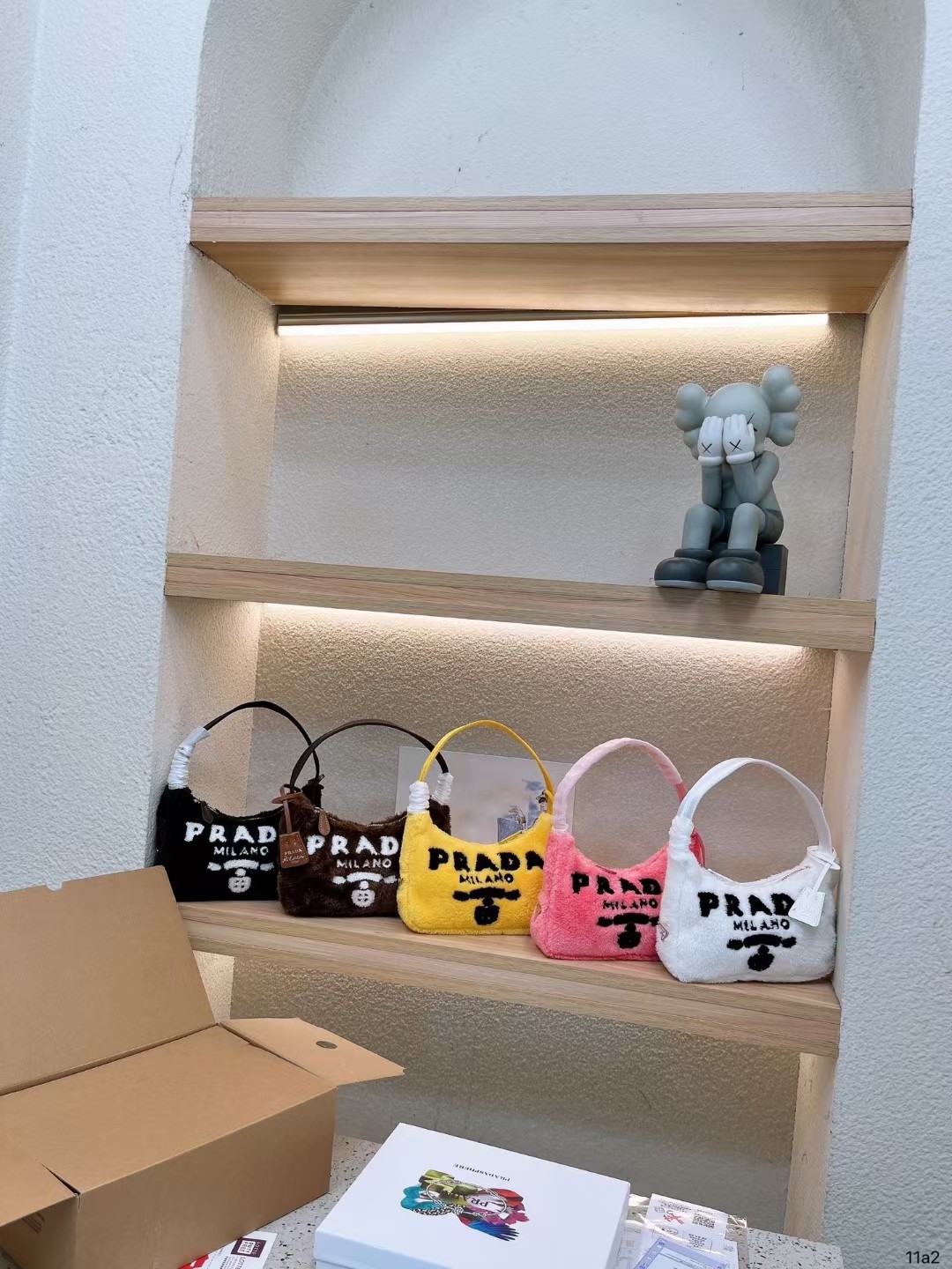 Fashionable shoulder bag for ladies