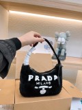 Fashionable shoulder bag for ladies