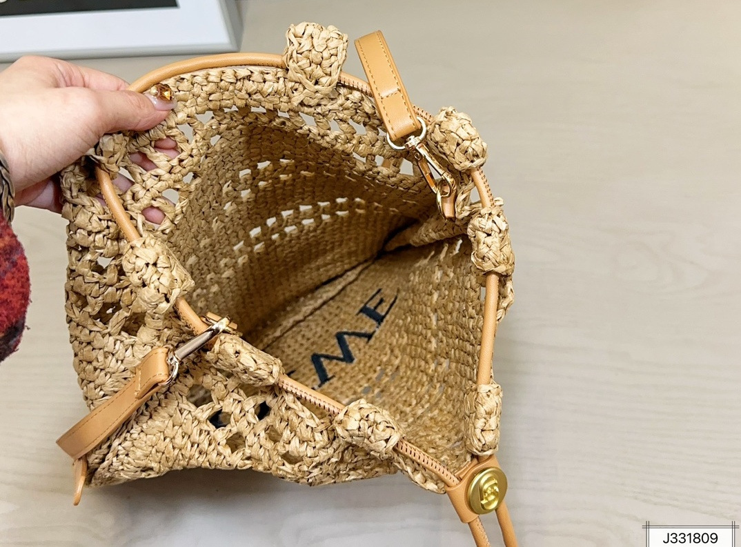 Fashionable shoulder bag for ladies