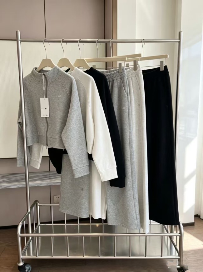 Fashionable women's sports suit