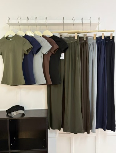 Fashionable women's sports suit