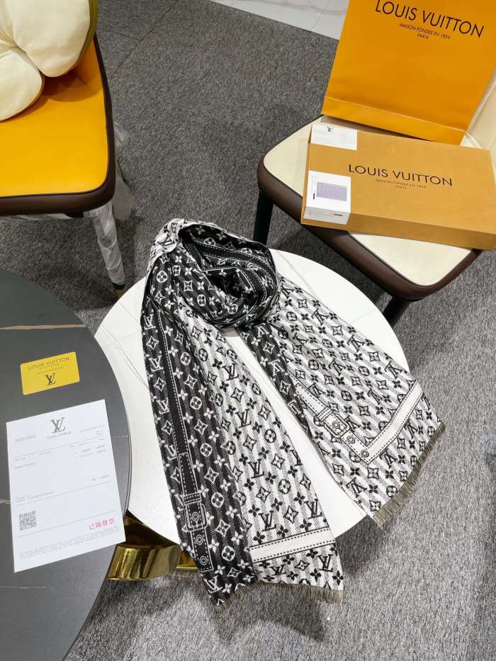 Lv Scarf Schal