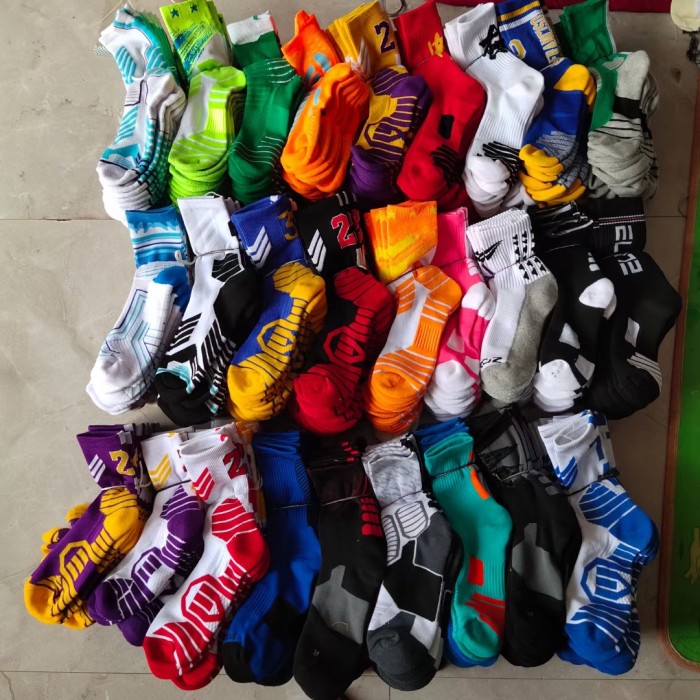 Colorful mid-tube and high-tube basketball team socks