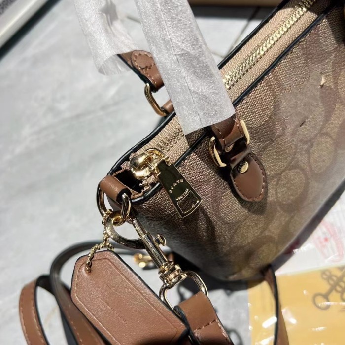 Single-shoulder crossbody handbag