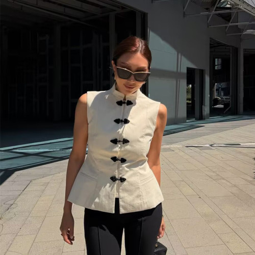 Elegant Slim-Fit Sleeveless Top with Button