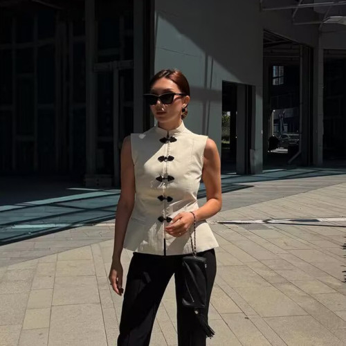 Elegant Slim-Fit Sleeveless Top with Button